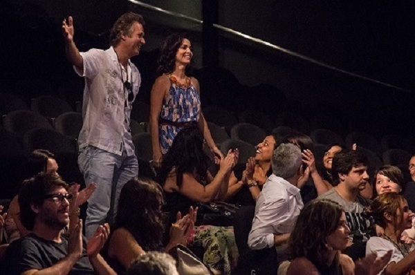 Claudia Ohana e Nelson Freitas se apresentando para multidão